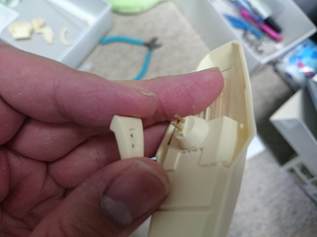 真鍮線等を差し込み後ハメできるように