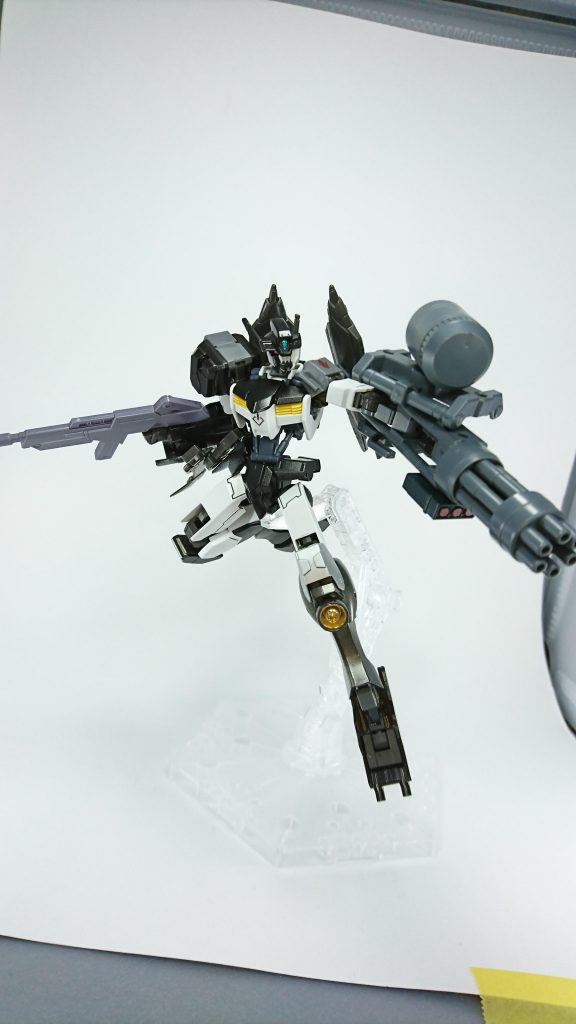 他兵装ウェポンアーム「ダイダロス」
ガトリングモード
基本運用はこのガトリングです
3連ミサイルポッドも横に付いています
腕と一体化してるので取り回しは良いということで