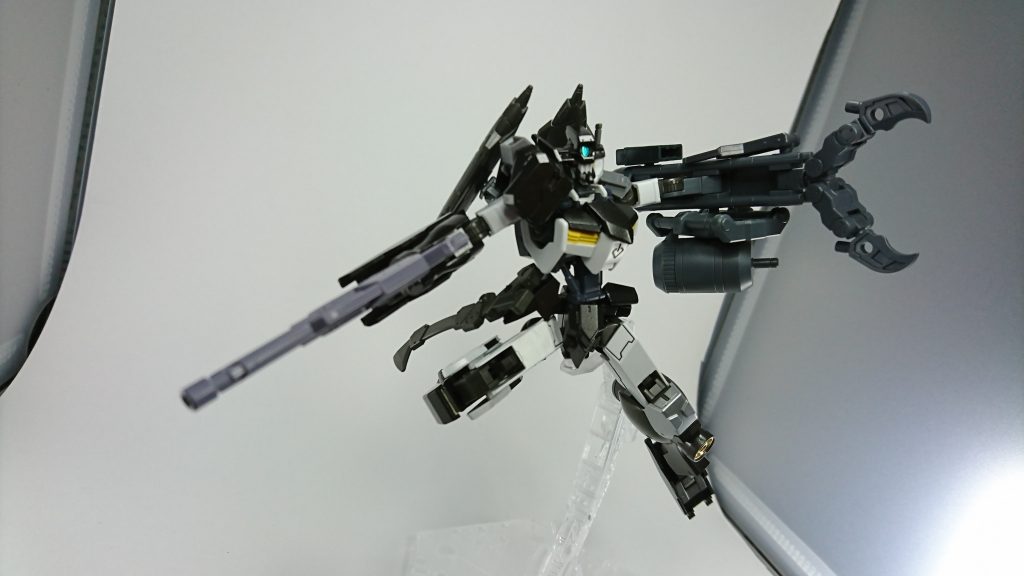 アクション2
実はダイダロスには内部にはサブアームがあります
なので武器をパージしてもサブアームで格闘も可能です