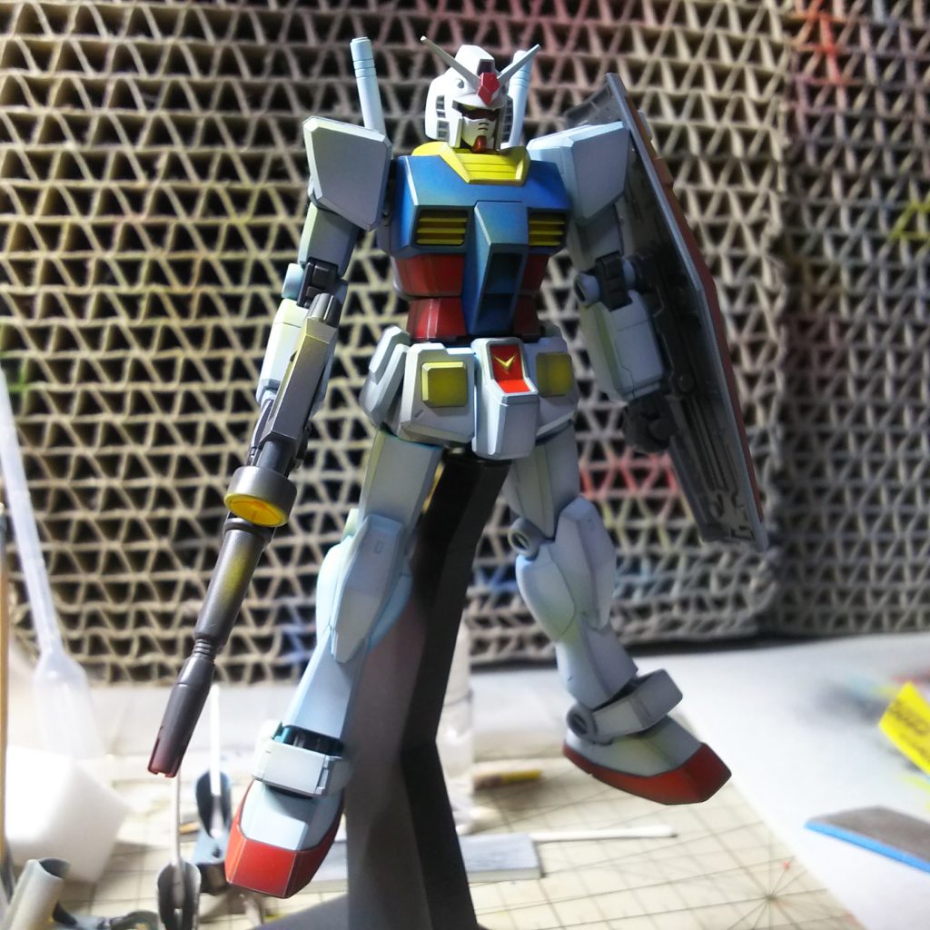 光源や見る角度によって様々な色を見せてくれる、とても楽しいガンダムができました。個人的には今後の作風に繋がりそうです。
勝手ではありますが、筆塗りで絵画風モデルを作られている、@館長氏の作品から影響を受けています。この場を借りて感謝申し上げます。