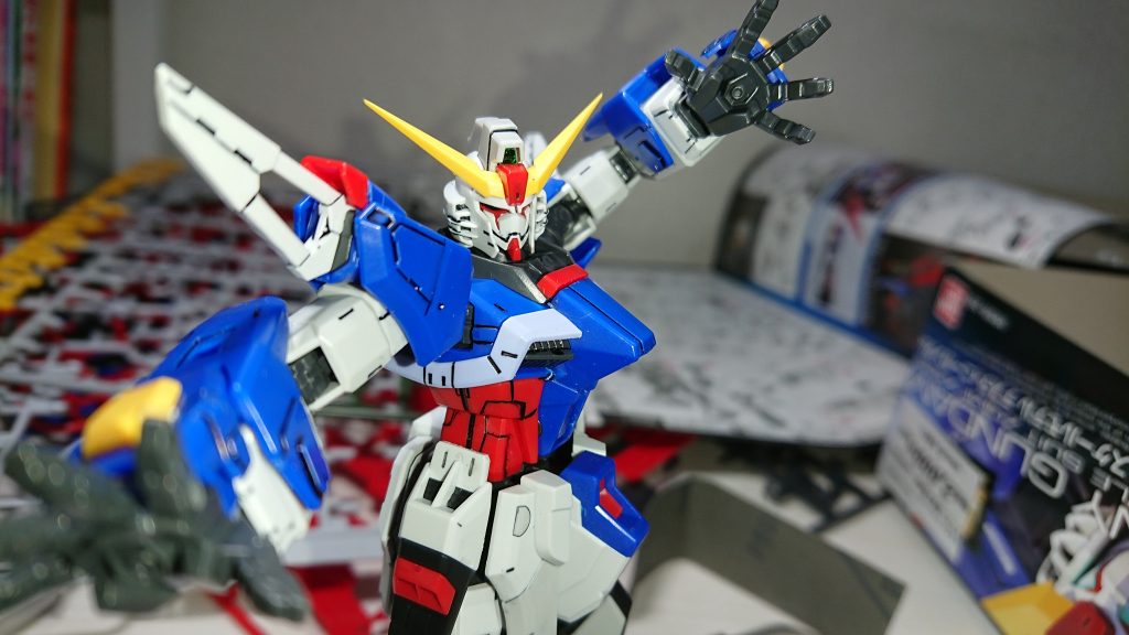 組み立て途中の歌舞伎っぽいポーズ。
目が隈取りに見える。