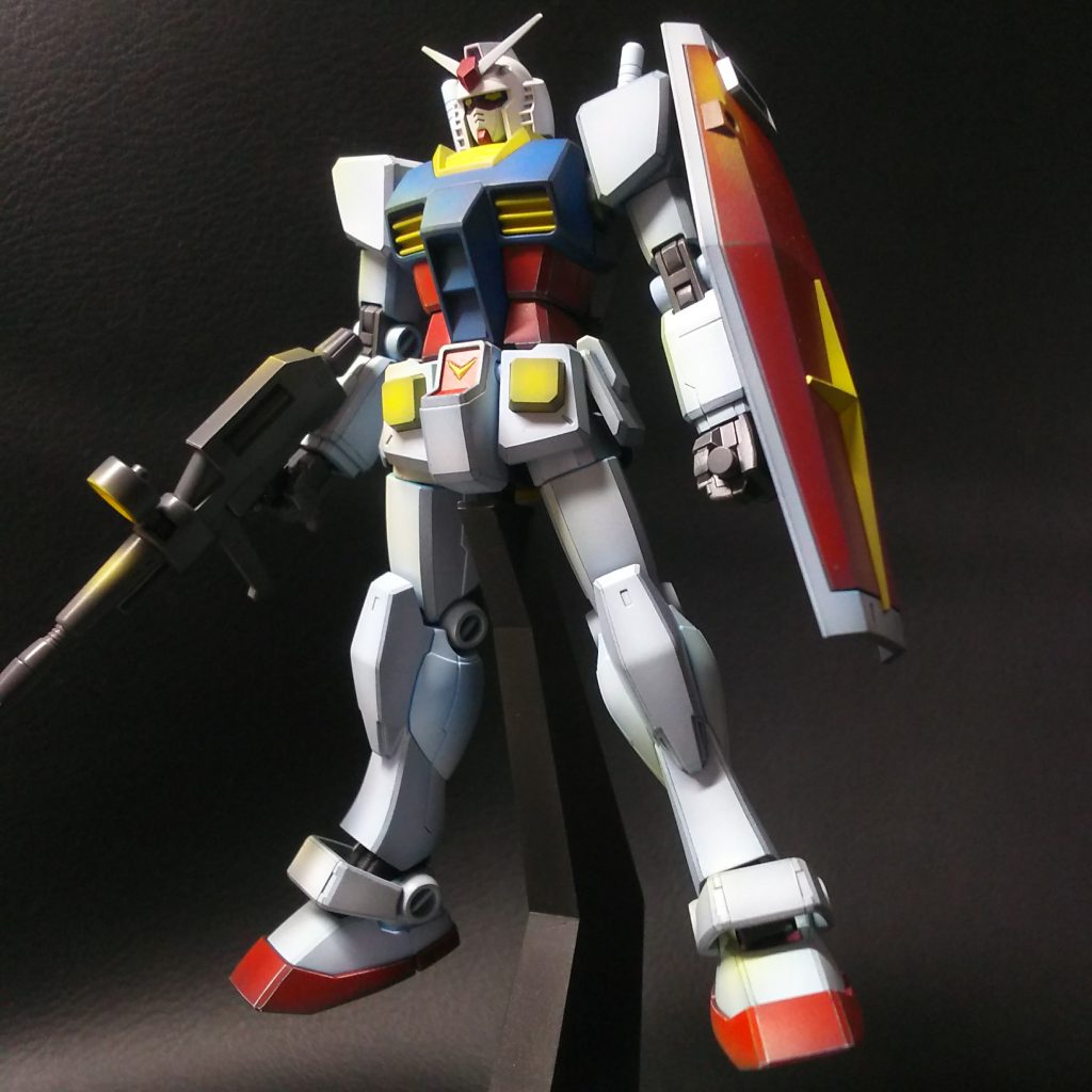 初代ガンダムを初めて作りました。
今回もエアブラシでグラデーションを自由にかけて、エッジを強調した加工をしてます。