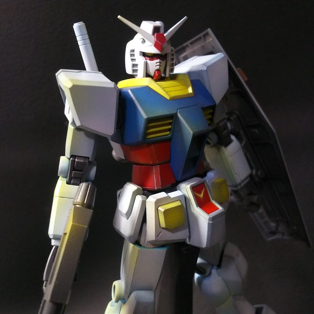 グラデーションを自由にかけて、エッジは下地の黒を削り出しています。
拡大して観ていただけると多少なりと伝わるかと思います。