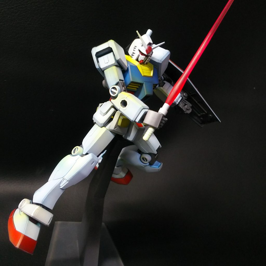 色をかなり簿かしています。
白いパーツは黒、青、黄、白の四色を見える角度やパーツによって自由に調節しました。
塗装していてとても楽しかったです。