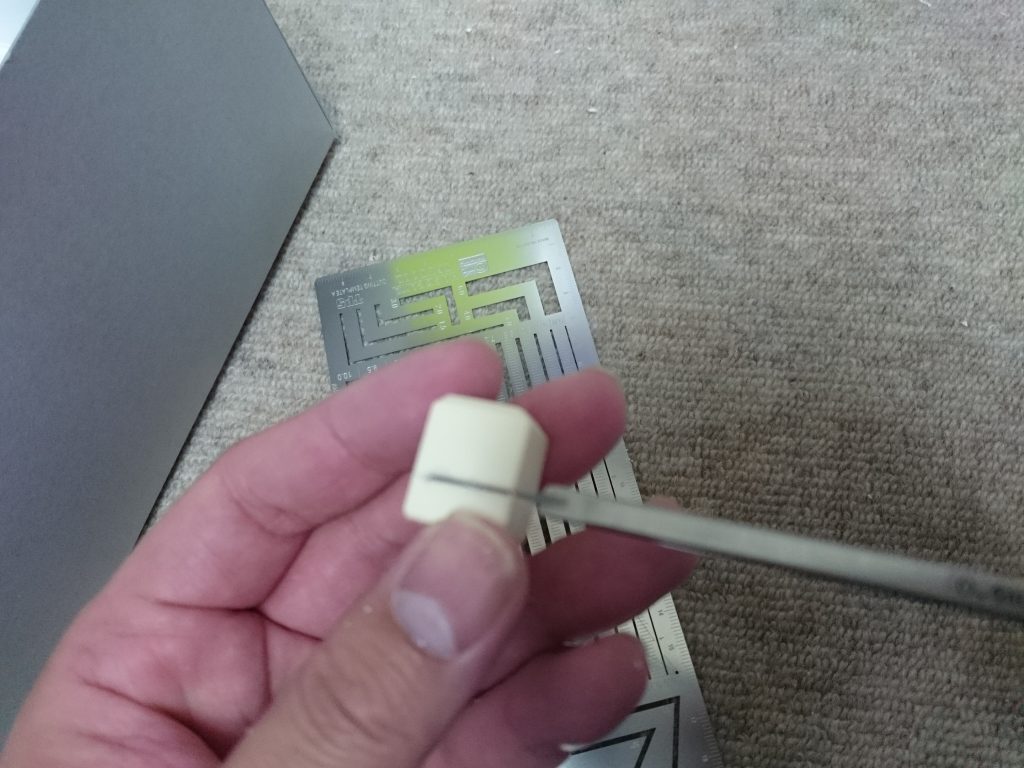 タガネでモールド彫り直し