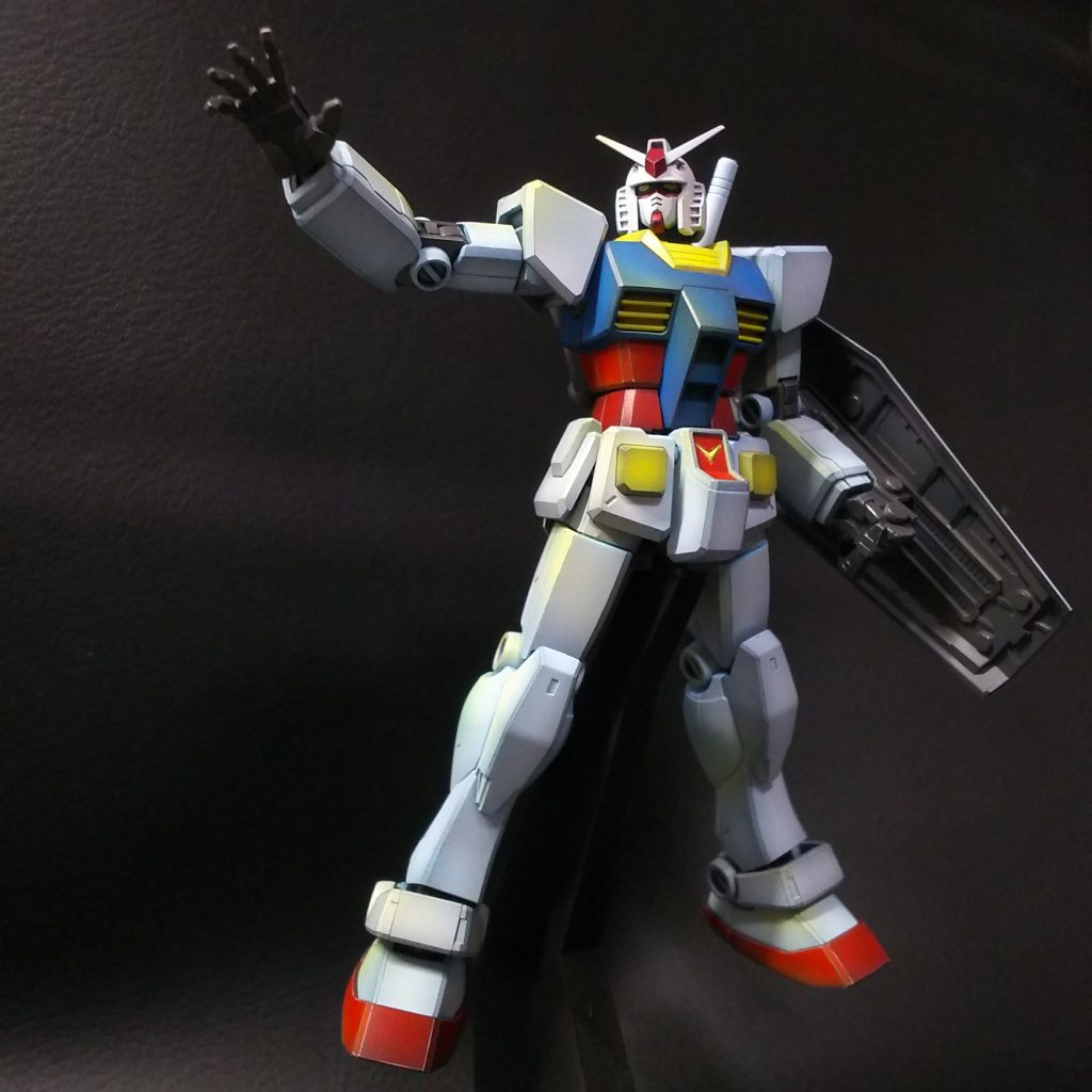 左側から光が差すイメージで、黄色いハイライトを各所にいれてあります。また、見る角度によってイメージが変わるよう、配色や濃度を調節してます。