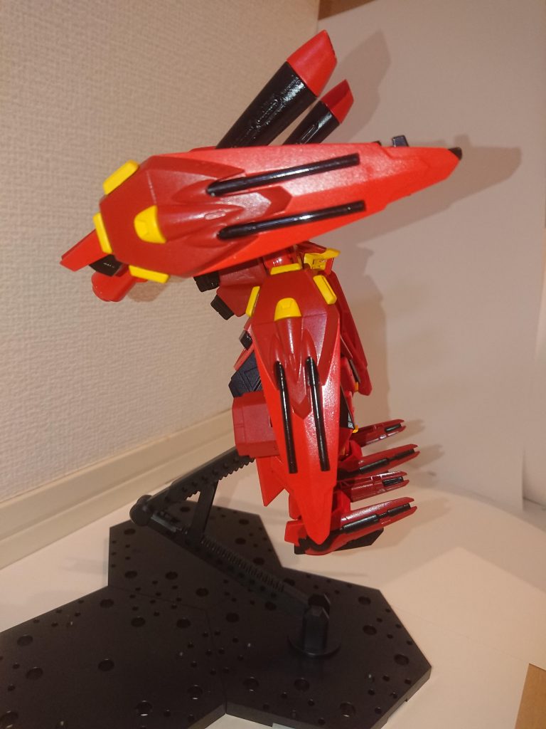 右から
肩のシールドはもちろんビーム砲も動かせます。
足首についてるビーム砲もいちよう動かせます。
でもポリキャップを使って固定してないので無理やり動かす感じですね~(どうでも良い)