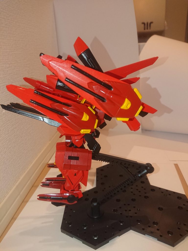 左から
重武装になってもホバー移動させたいむしろもっと早くなってもらいたいから足に新しいスラスターを着けました。
「ミサイルが無いじゃん!」ってなったのでミサイルポットも着けました。