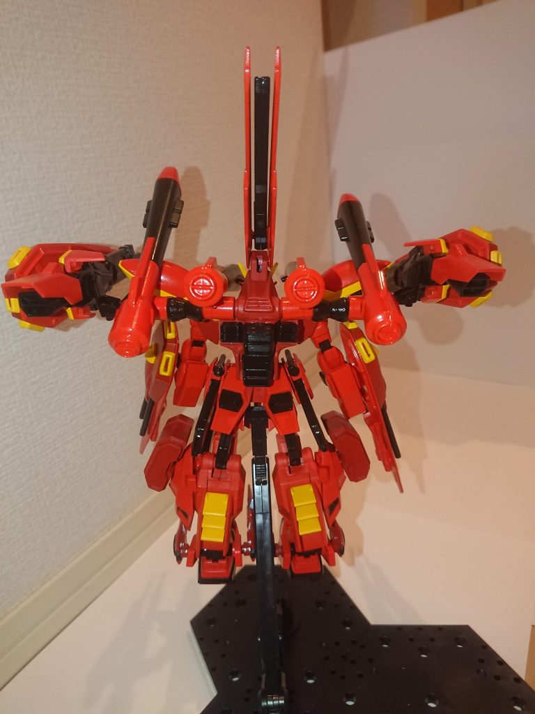 後ろから
肩のスラスターは動かせます。
背中のビーム砲ももちろん動かせます~
ですが外側の2つは肩に当たっちゃって水平射撃は出来ません…