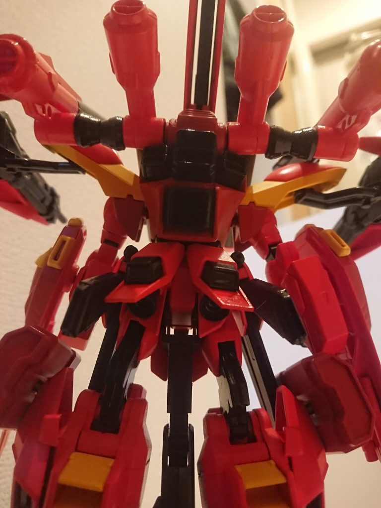 背中のアップです
スラスターを元のカラミティのやつから少し改造して腰の辺りもちょっと改造してバーニアを着けました。
足はもう全然違う機体になってますね…