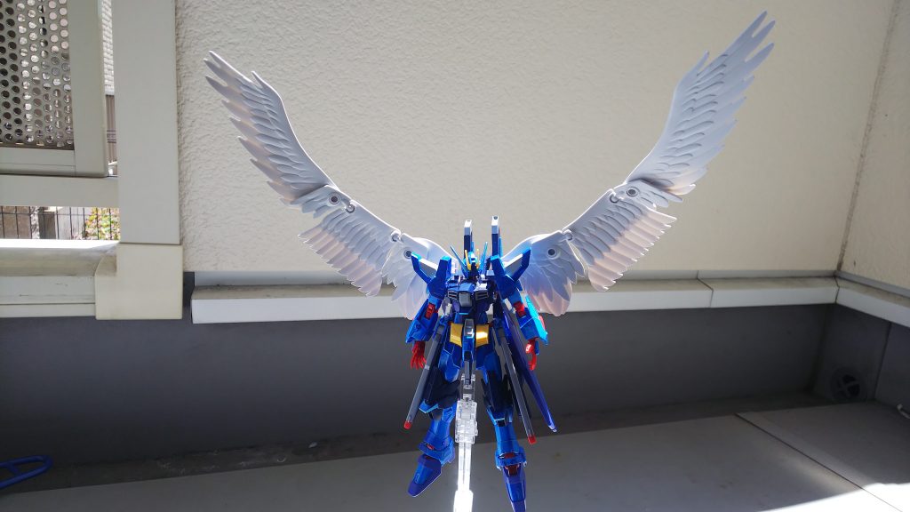 専用バックパック｢フラップウインガー｣

機体全長程の大きさを誇るウイングブースターを2翼搭載したバックパック。
武装は無いが、この翼自体は防御壁として使用する事が出来る。