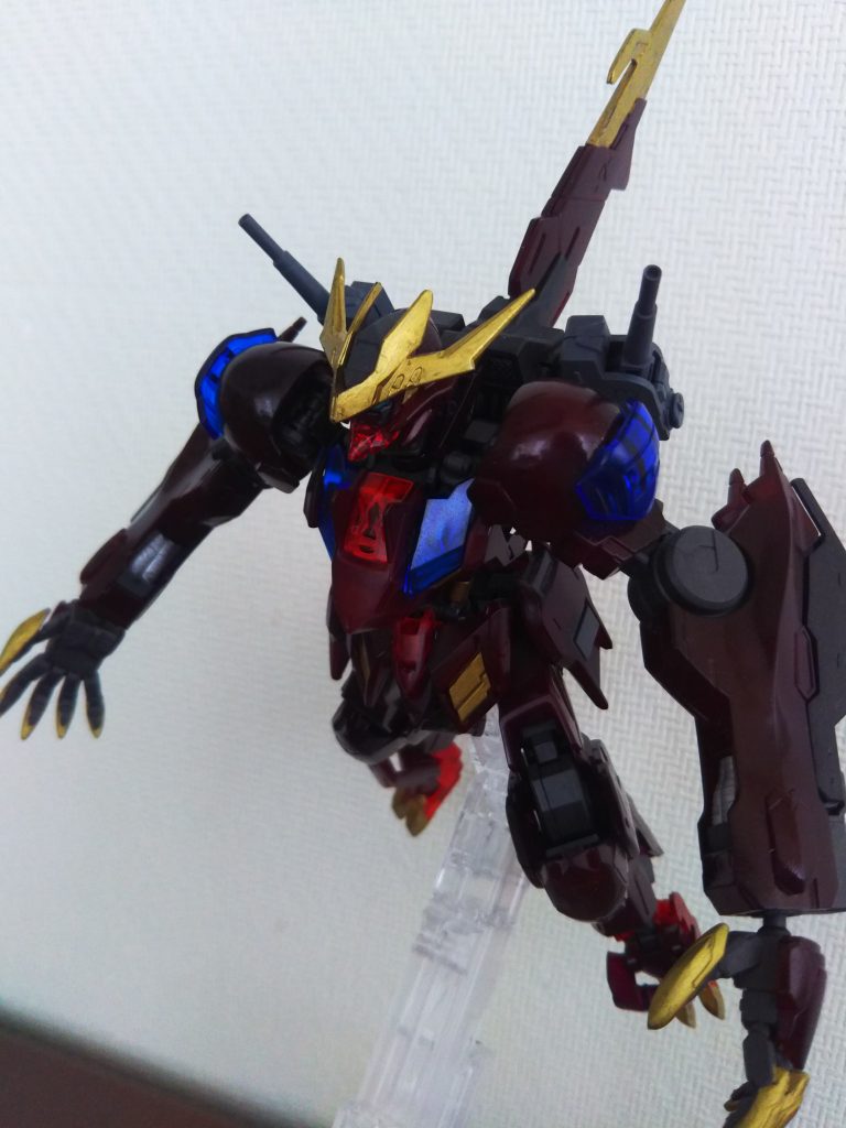 あとは下半身の一部を、グレーで塗装しました。
せっかく背中にハードポイントがあるので、M.S.Gの39番「ウェポンユニット 連装砲」を付けています。