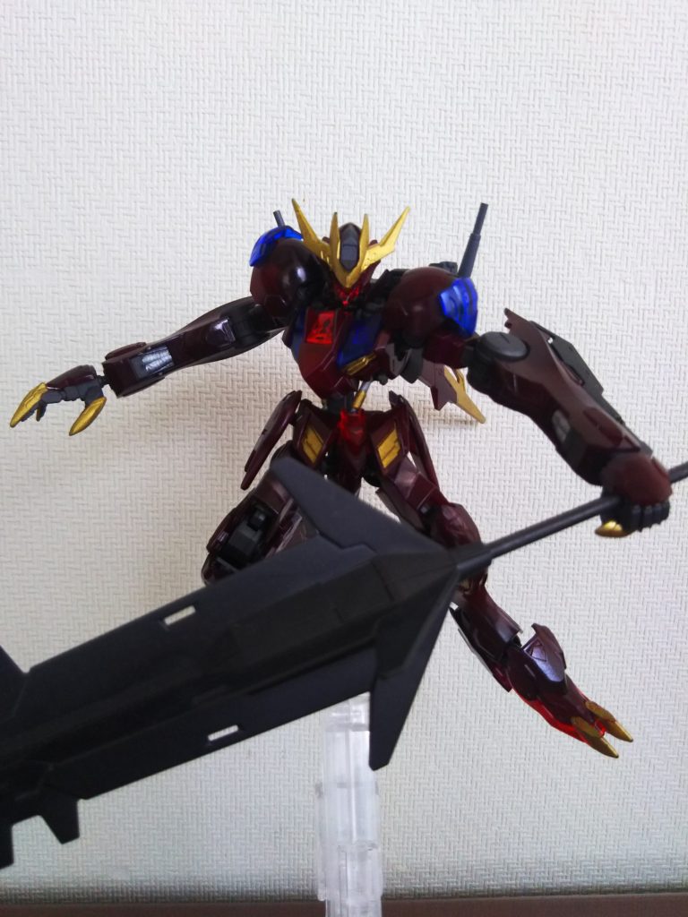 クリアホワイトのパーツは、クリアレッド→クリアブルーの順で缶スプレーを吹きました。
クリアイエローのパーツは、ガンダムマーカーゴールドで塗装。
パイプ部分等も、ガンダムマーカーゴールドとシルバーで。