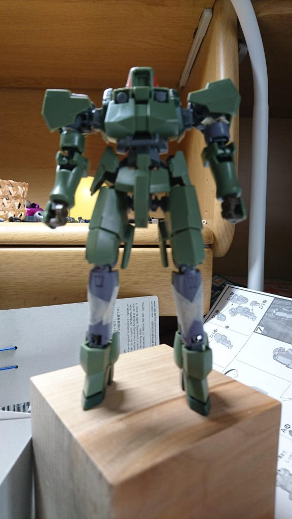 仮組。膝アーマーの延長、後頭部アーマーボリュームアップをエポパテで。