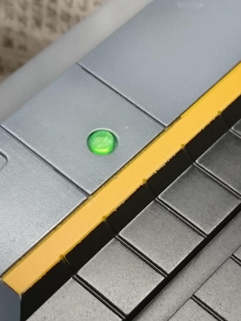 クリアパーツのランナーを細かくしたものを入れて滑走路のライトのようにしてます
お手軽かつ簡単なディテールアップです
…昔読んだ雑誌を参考にパクリました（笑）