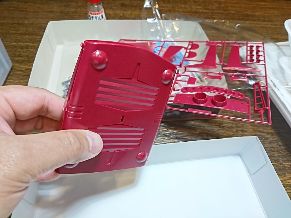 この、なんだかよく分からない下部パーツから改修しました。
四隅の丸いのは、何のつもりだろう…
これで着艦？
中央のギザポテトを見て、VTOL機能とは思うまい。