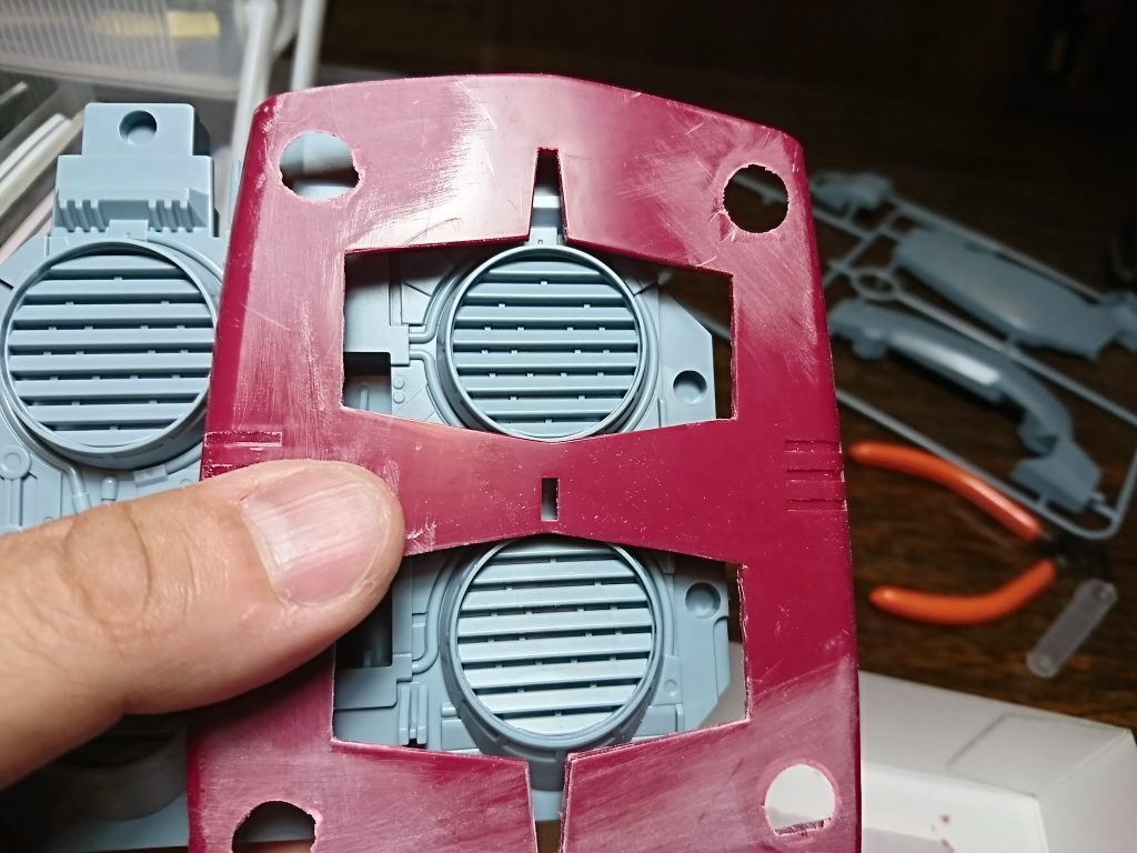 よく分からない部分を、くり貫いて除去。
ベースジャバーの下部ユニットを仮合わせ。