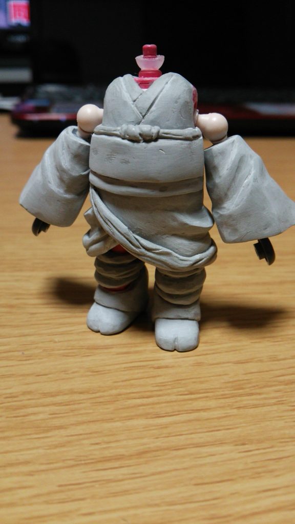 パテでちょっとずつ着物らしくして行きます。