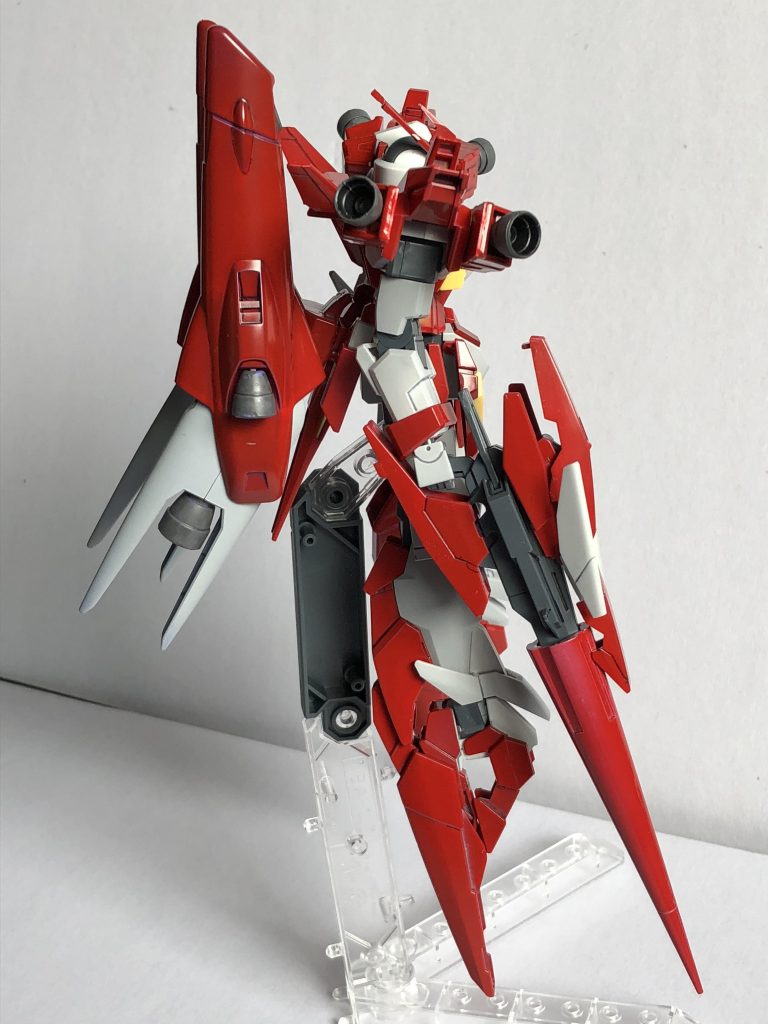 直進加速が速く、左右にドヒャドヒャいいながら移動し、前方や後方に肩のブースターを向けることでターンも素早く行う。