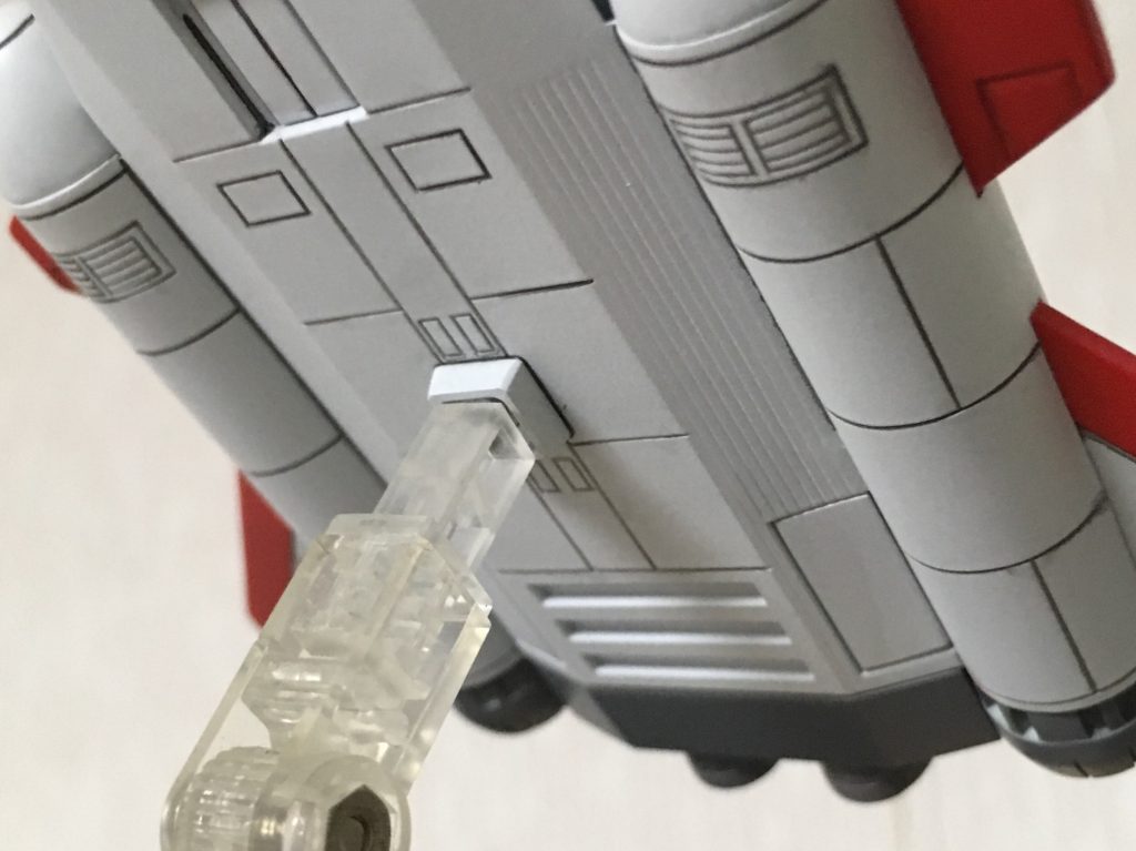 飛行状態で組んだ上で、バンダイの汎用スタンドを使える様に加工しました。