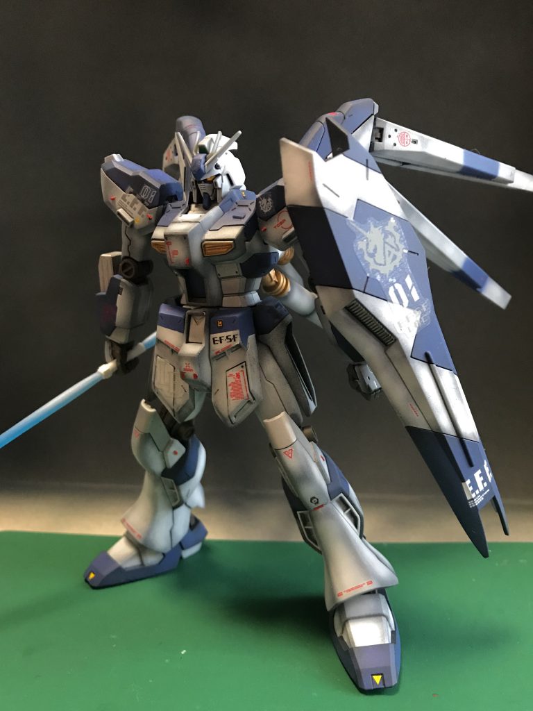 下地に黒サフを吹いたあと、グラデーション塗装になるように努力してみました^_^もっとうまくグラデーション出来るようになりたいなぁ…エアブラシってすごいですね、本当に細かく塗装出来る作ってたこんなに楽しいと思ったことはありません笑せっかくなら付属のデカールじゃなくて水性転写デカール買えばよかった…けど高すぎだぜ…泣