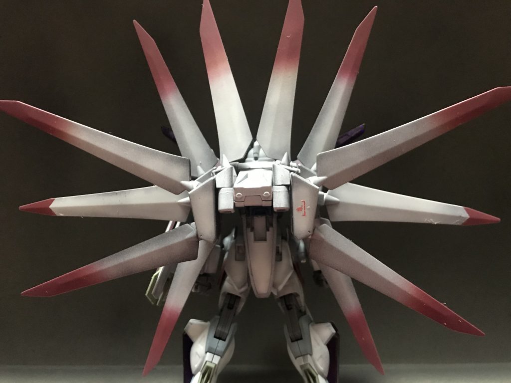 トゲトゲは本来真っ白ですが花びらをイメージして塗装しました