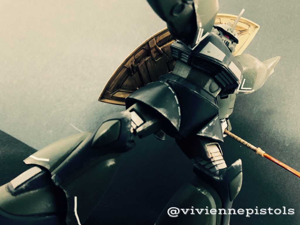 シルバー部分はガンダムマーカーエアシステムを使い、その他は筆を使い塗装しています。