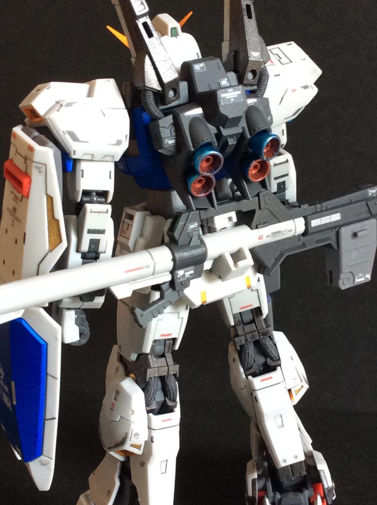 バーニアなど細かなところを色々と部分塗装しています。