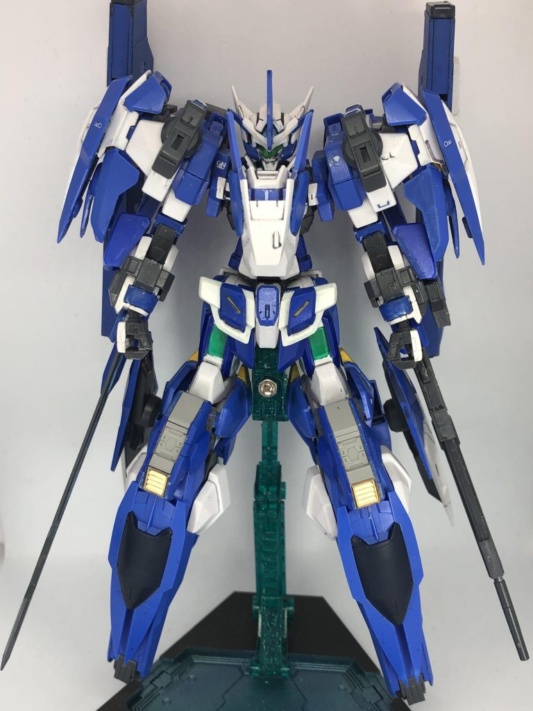 前面図。
高速機動の際の衝突によるダメージを防ぐ為、アヴァランチユニット、ダッシュユニット、胴体部に装甲を増設。
胸部に位置するアンテナの様なパーツはクラビカルアンテナの役割を果たす。