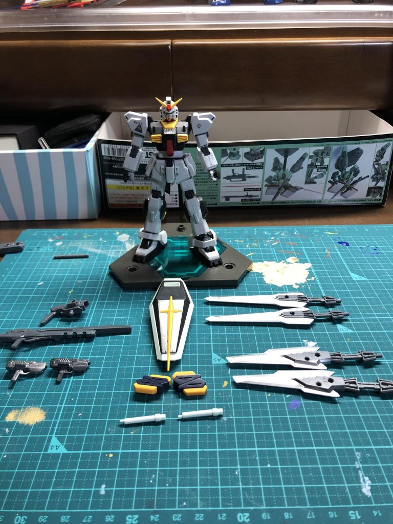 装備:実弾ピストル×2、ビームライフル、大型バスター砲(右側の装備と合体)、ビームサーベル×2、シールド、エネルギーパック×2(爆弾代わりにも使用可)、ソード×2、ファンネル×2です。あと右腕に隠し武器的な感じでビームサーベルでます！1枚目の写真のやつです。