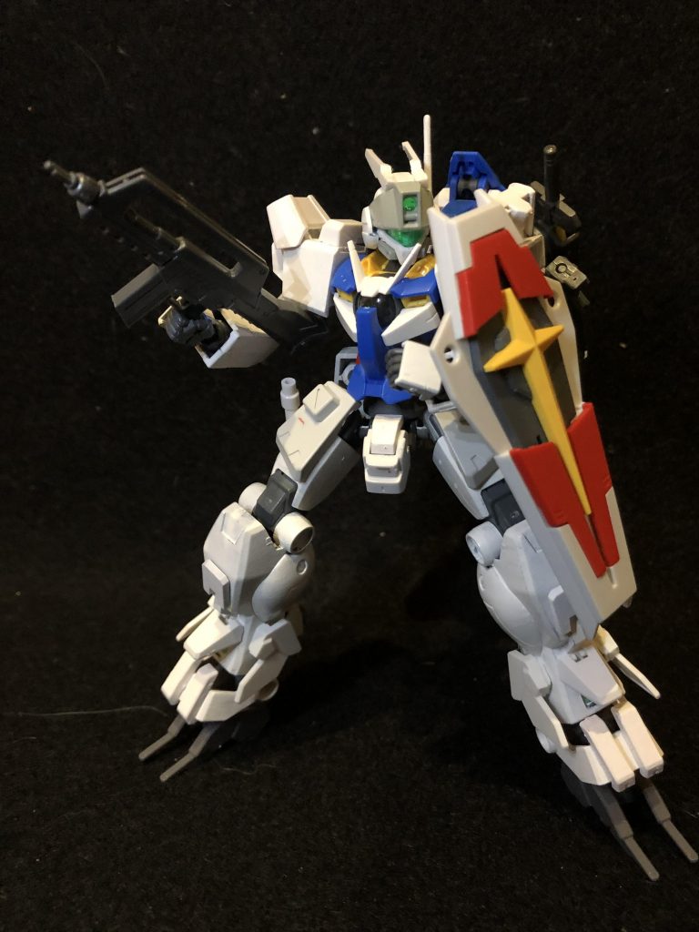 基本武装。胴体が鮮やかなおかげで、この盾も悪目立ちしません。ちなみにこの盾は衝撃が加わる瞬間にスライド展開した部分からビーム膜を出す設定です。つまりテスタ・ロマンスのビームシールドの下位互換です。