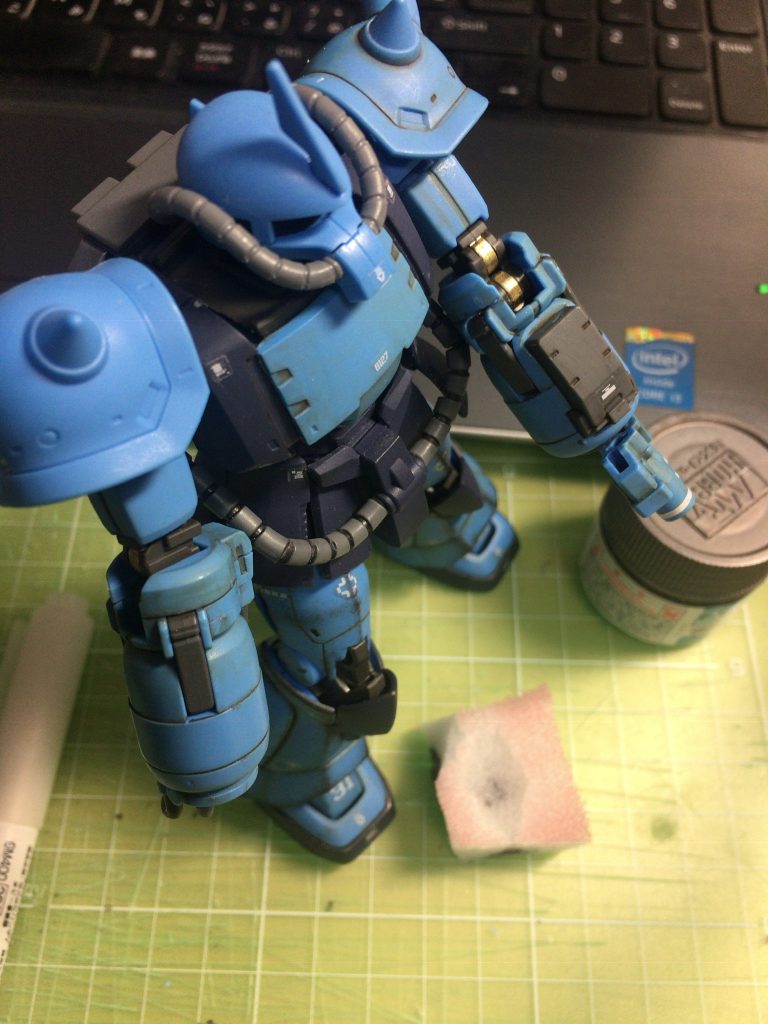 リアルタッチマーカーの茶色でスミ入れっぽく陰鬱つけて綿棒で拭き取り。その後、焼鉄色をスポンジに付けてエッジ中心に擦りつけ。今と手順が逆ですね