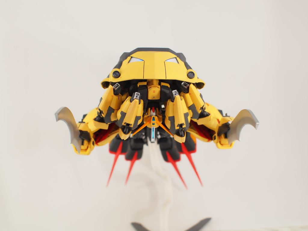 正面を向くと、イージスガンダムであることがわかる。高速移動中に4門のスキュラを当てるには、ガンダムタイプのセンサーヘッドが必要だった。