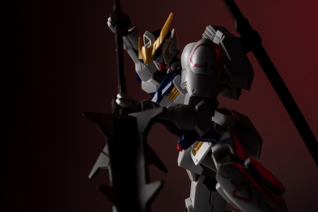 大型メイスを突き刺すようなカット