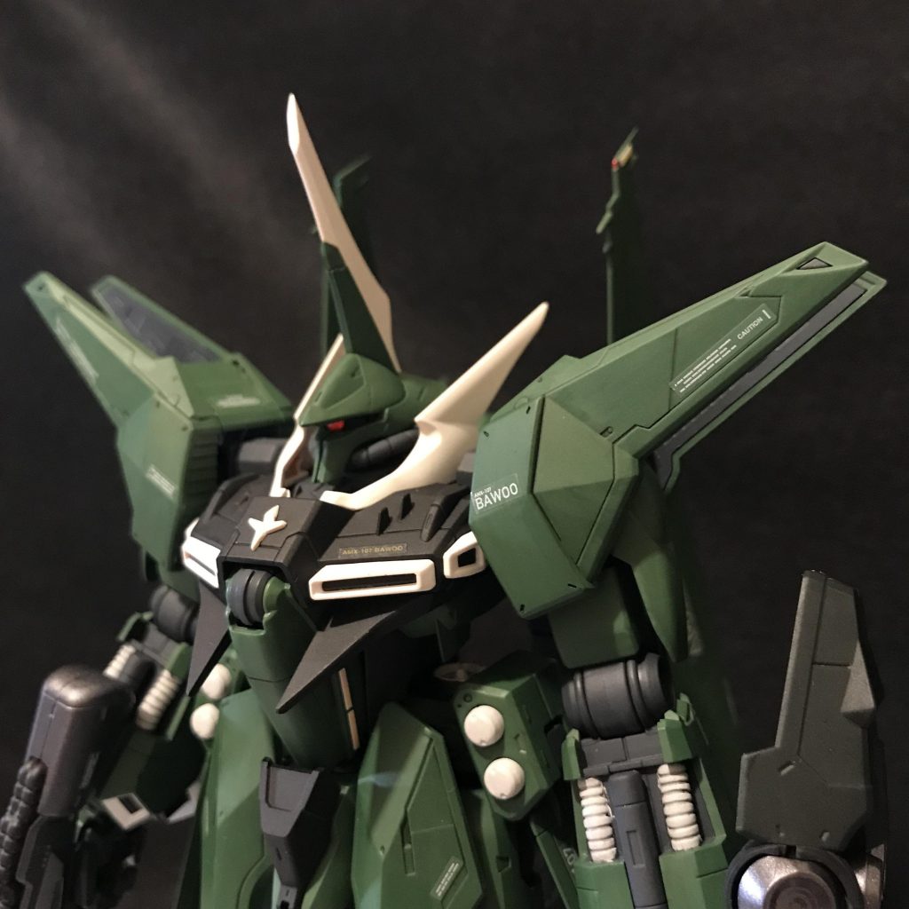 胸のエンブレムもそれっぽく成形しました。
モノアイとライフルスコープはH-アイズです。赤にしてみました。