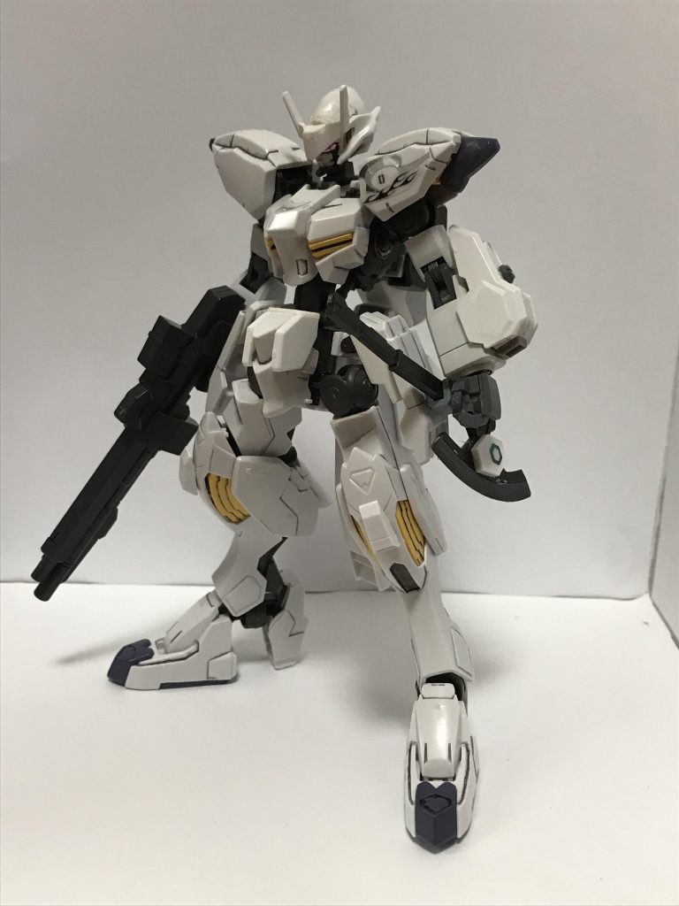 「ガンダムヴァナルガンド」
 Xナンバー計画によって開発された機体の武装、兵装のテストの為に開発された機体。本来は名称も無く、外装も必要最低限のものしかなかったが、強奪されたXナンバーを追討する特殊部隊へ編入される際に作り直された。その際に損傷の激しかった腕部はフレームから作り直されている。本機の設計自体は1号機であるプロメテウス(https://gumpla.jp/hg/172228)と同時期に完成し、ロールアウトも早かったものの、前線に出る予定がなかった為テストが終了次第解体、他の機体の予備パーツになる予定だった。名称も神の名前ではなく、強奪されたXナンバーを狩る…つまり堕ちた神を屠る機体という意味を込め神殺しの逸話のある神獣の名を取っている。