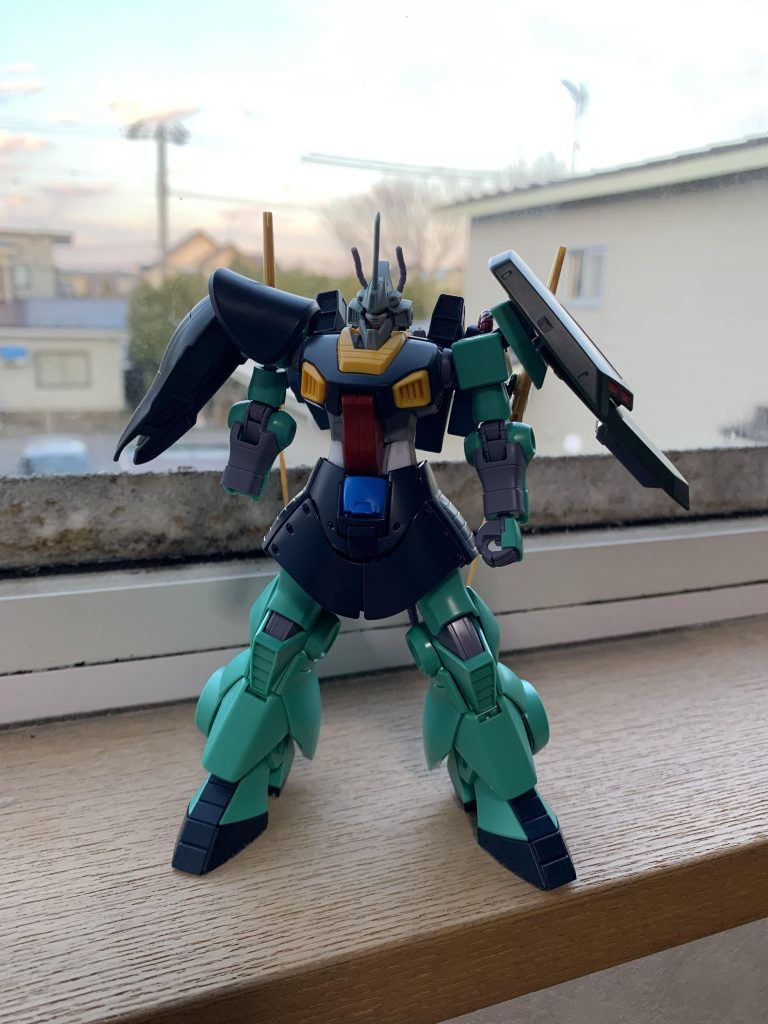 塗装直前までシールドはガルバルディのものを使う予定でした。