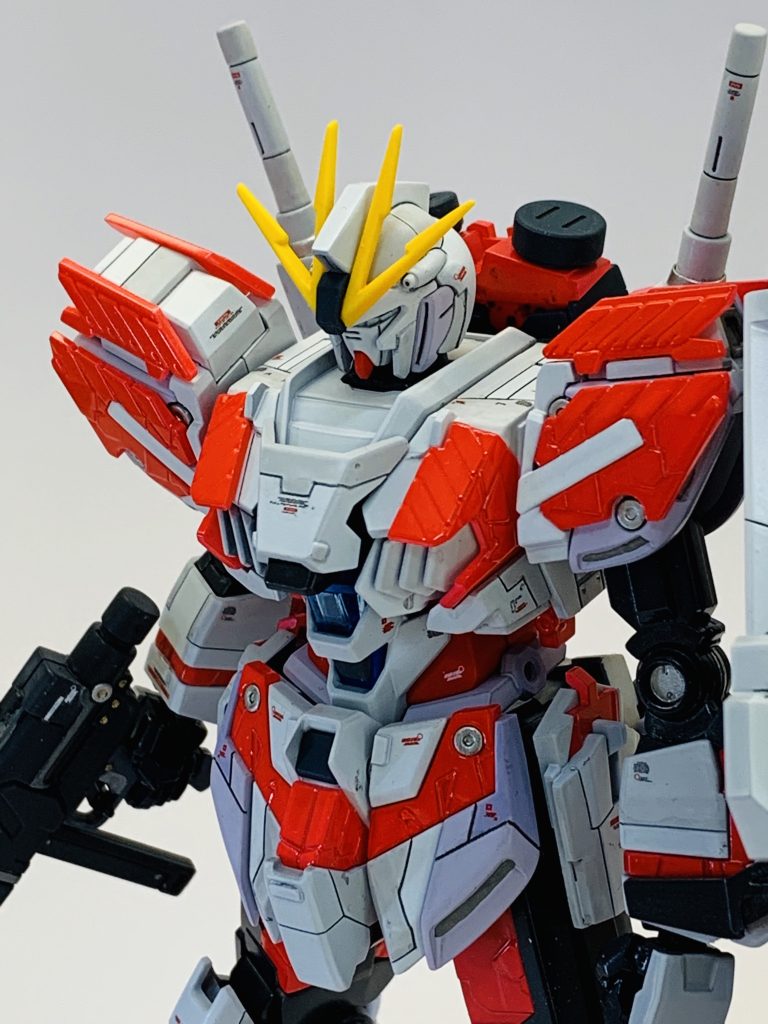 ボディ全体にスジ彫り