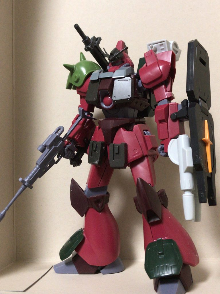 塗装前はこんな感じです。
足の前面につけてあるのはハイザックの腰アーマーで、頭はFSDのパーツを整形して取り付けてあります。