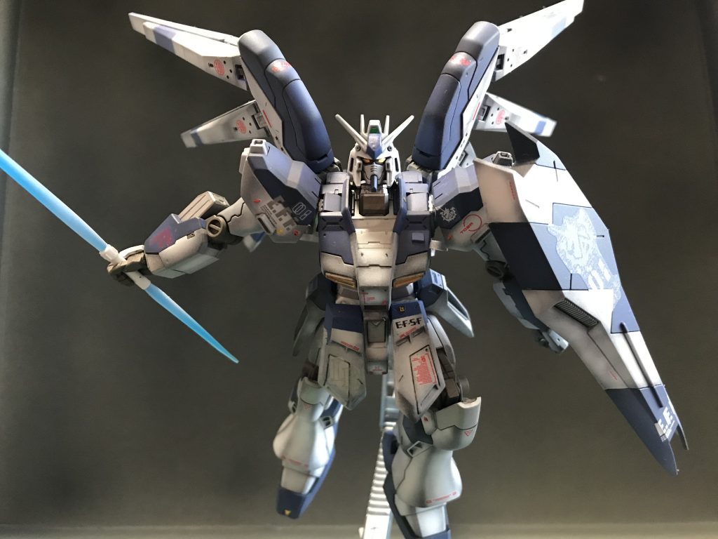 突進してくるHi-ν!マッチョ感がいいですよねぇ…スカート部は真っ白で味気なかったので上部を塗装しています^_^ビームサーベルはヤスリがけしてシャープに