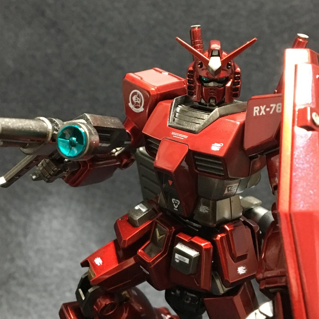 基本塗装は黒サフ、ブライトゴールド、クリアーレッドのキャンディー塗装、胸、シールド、爪先は上記の塗装の上にマルーンを吹いて深みのあるメタリックカラーにしてみました。