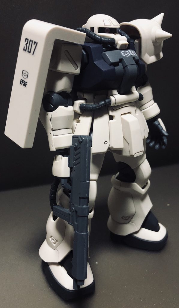 ショルダーの合わせ目のみ消して、あとは塗装もなしの簡単仕上げにクリアを吹いただけ。
あとは、モノアイをビーズに交換してます。