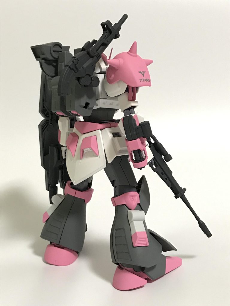 右肩にはハイザックのアーマーを装備。
ショルダーキャノンは地味に銃口などを他パーツでディテールアップしているので実弾というよりビームキャノンっぽくしてあります。