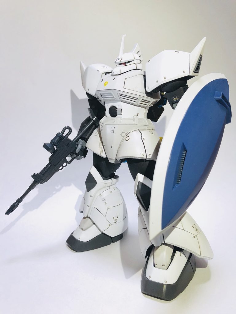 ライフル、シールド、ナギナタ装備。