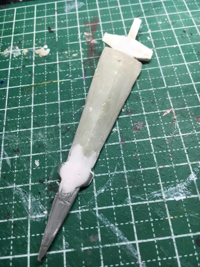 ソードはなかったので自作しました。
ジュリアンソードを元に持ち手を追加、形状をパテで整えました。