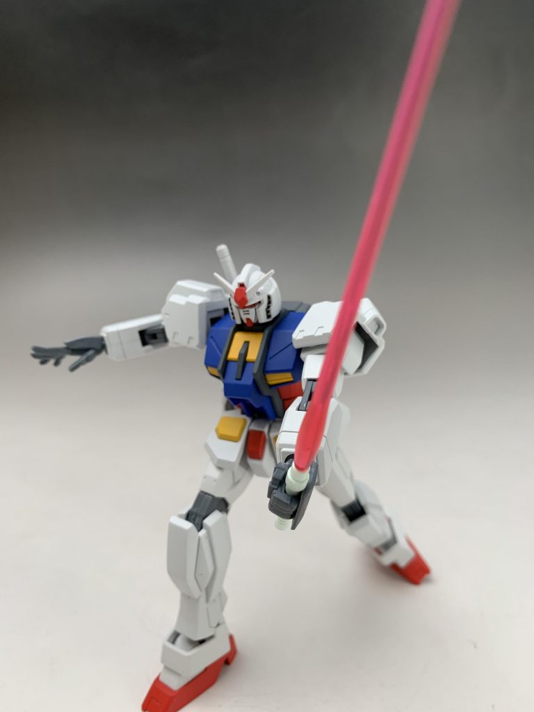 ビームサーベルで斬るガンダム