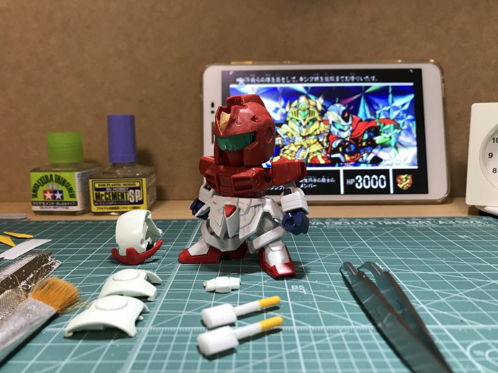 本体→ビルドバーニング
頭部→プラチナロードで保留にしていた紅武者を使用。武者ガンダムに付属していたジムヘッドが適正?と迷う中、紅武者の横顔がガンタンク風に見えたため、思い切ってチョイス
グラス→ガンキャノンから拝借