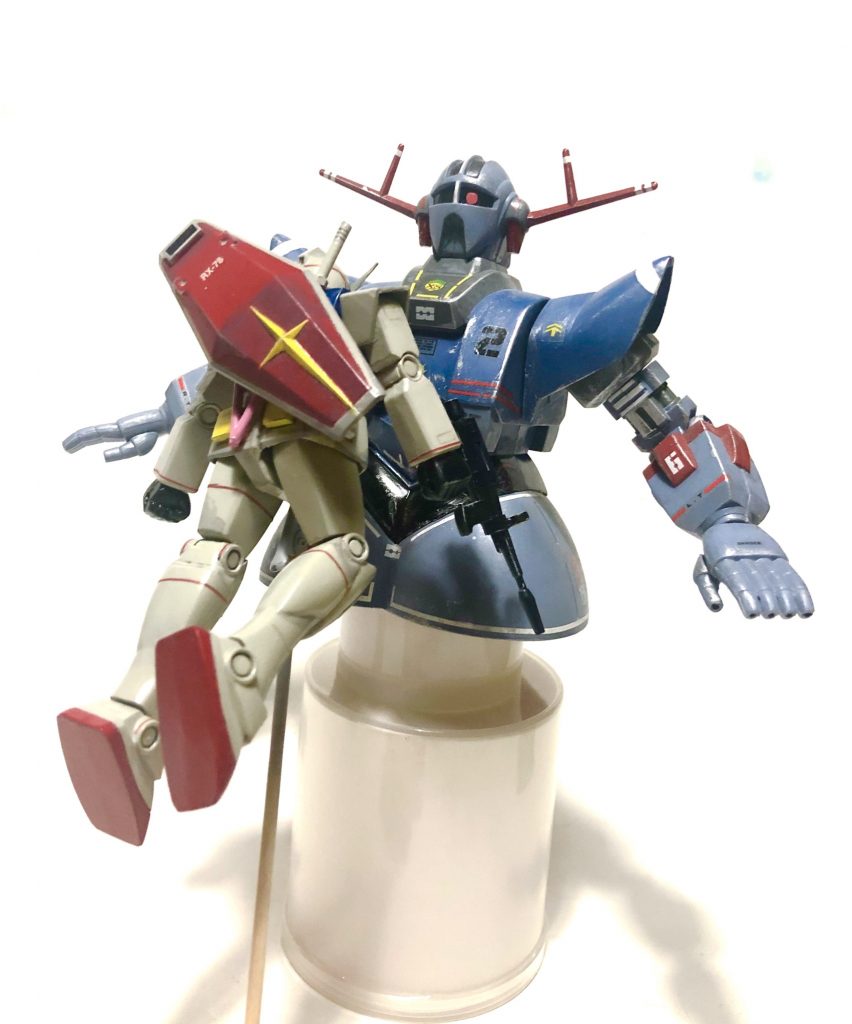 アムロ:「む・・・」
「こう近付けば四方からの攻撃は無理だな、シャア!」
シャア:「な、なんだ?」
アムロ:「なぜララァを巻き込んだんだ?ララァは戦いをする人ではなかった!」
シャア:「チィッ!」
アムロ:「シャア!!」