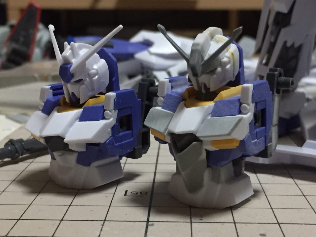 胴体加工。
ノーマルの寸詰まり感を解消するために大きく延長。
脇腹に大きく穴があった事からシリンダーを設置するアイデアに繋がりました。