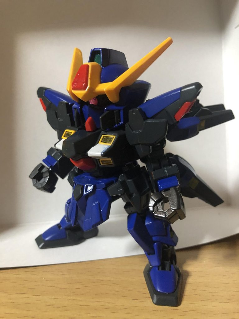 続いてティターンズカラー。こちらはmsブルー(Z系)&クレオスのネイビーブルーのスプレーで塗装の後にトップコート(光沢)を吹きました。(色だけでなく表面処理でも差分をと思ったので)